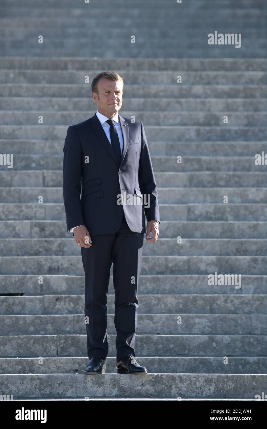 Der französische Präsident Emmanuel Macron steht auf den Stufen des Schlosses von Chantilly, als er den indischen Premierminister vor seinem Treffen am 22. August 2019 in der Nähe von Paris begrüßt. Foto von Giancarlo Gorassini/Pool/ABACAPRESS.COM Stockfoto