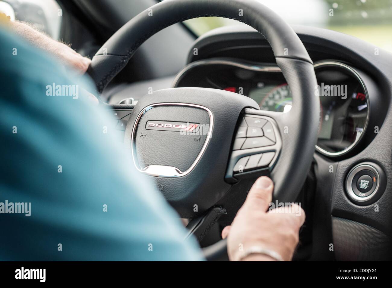 Gaspesie, Quebec, Kanada - 17. Juni 2018: Nahaufnahme des Lenkrads eines Dodge Durango Mietautos aus dem Jahr 2017. Stockfoto