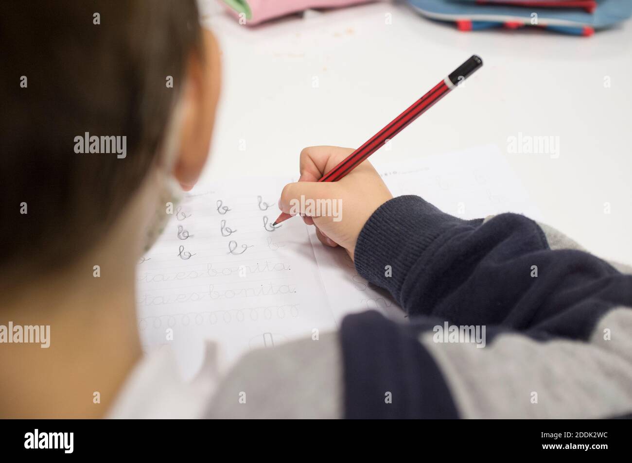 Pre-writter Kind Junge tun Kalligraphie Übungen mit Broschüren. Selektiver Fokus Stockfoto