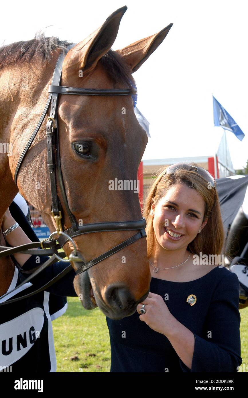 File photo - die neu gewählte FEI-Präsidentin Prinzessin Haya Bint Al Hussein, Ehefrau von Dubais Herrscher Scheich Mohammed bin Rashed Al Maktoum, besucht am 5. Mai 2006 das CSIO-La Baule Jumping in der französischen Stadt La Baule. Es ist ihre erste öffentliche Aufgabe als Präsidentin der Internationalen Pferdeföderation, nachdem sie am 1. Mai in Kuala Lumpur gewählt wurde. Die jüngere Frau des Herrschers von Dubai, der milliardenschwere Rennpferd-Besitzer Scheich Mohammed bin Rashid al-Maktoum, soll nach der Flucht aus ihrer Ehe in einem Stadthaus in der Nähe des Kensington Palace wohnen. Prinzessin Haya bint al-Hussein, 45, hat keine Biene Stockfoto