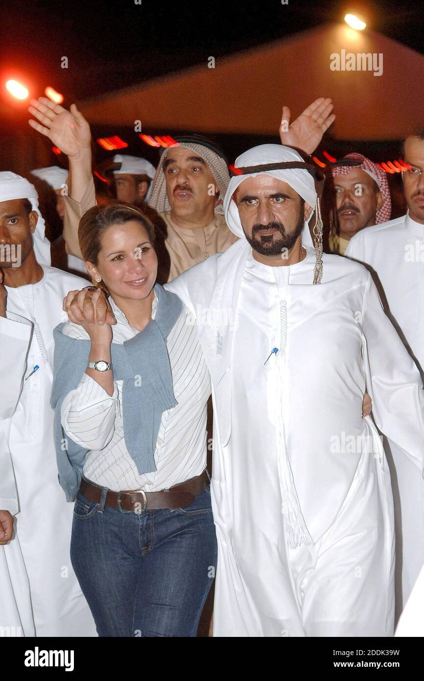 File photo - Dubais Kronprinz Scheich Mohammed bin Rashed Al Maktoum und seine Frau Prinzessin Haya Bint Al-Hussein (von Jordanien) nehmen am 24. März 2005 an der Wüstenparty "Arabian Night" in Dubai Teil. Die jüngere Frau des Herrschers von Dubai, der milliardenschwere Rennpferd-Besitzer Scheich Mohammed bin Rashid al-Maktoum, soll nach der Flucht aus ihrer Ehe in einem Stadthaus in der Nähe des Kensington Palace wohnen. Prinzessin Haya bint al-Hussein, 45, wurde seit Wochen nicht mehr öffentlich gesehen. Die Hälfte eines der berühmtesten Paare der Sportwelt, scheiterte sie Stockfoto