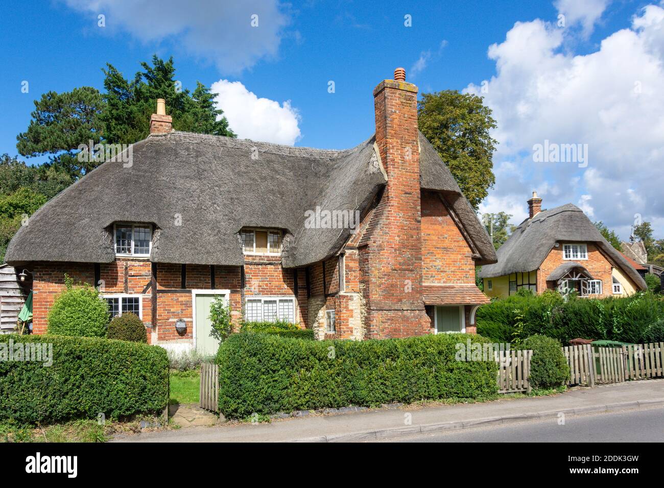 Strohgedeckte Cottages, High Street, Clifton Hampden, Oxfordshire, England, Großbritannien Stockfoto