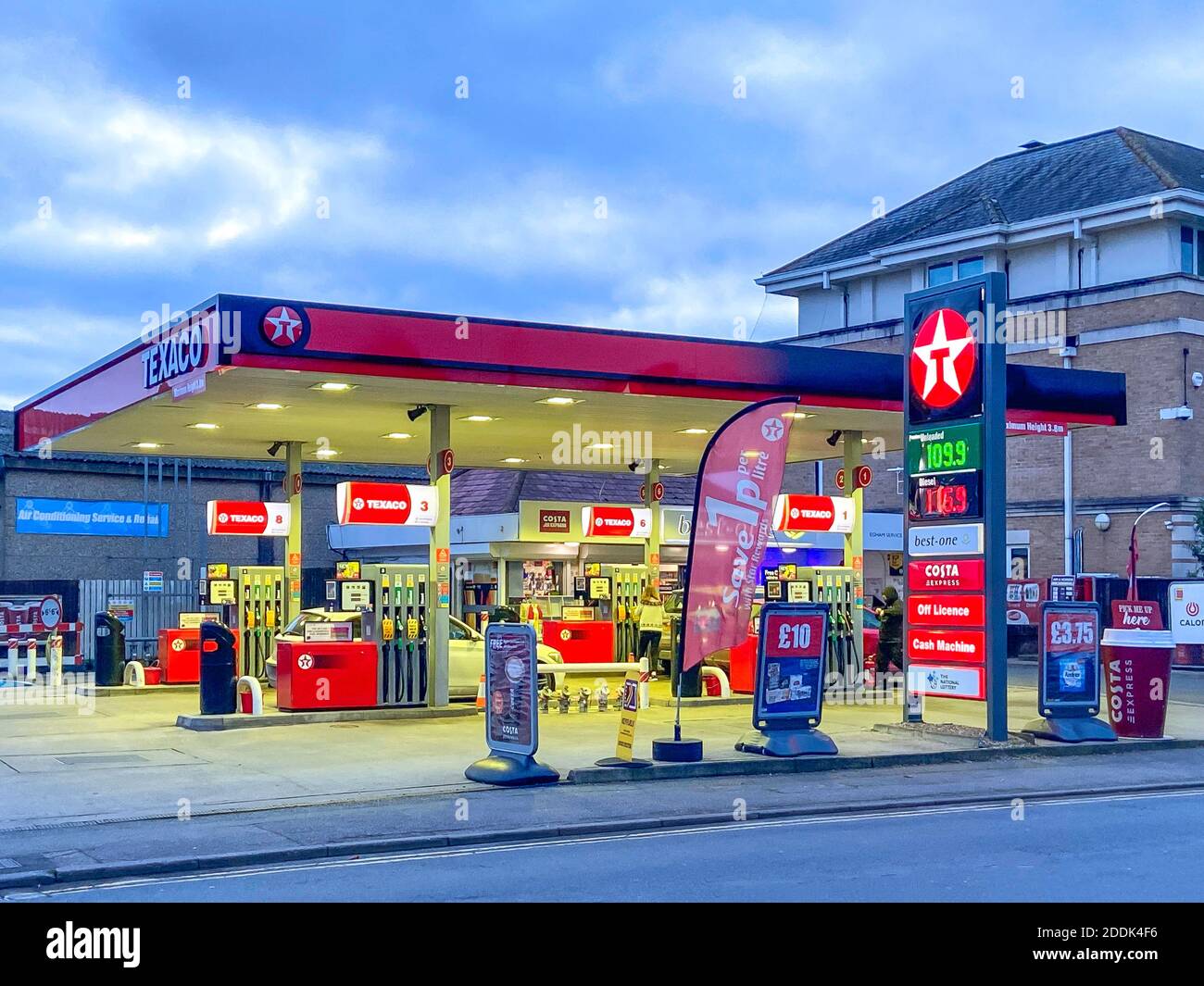 Texaco Tankstelle in der Abenddämmerung, High Street, Egham, Surrey, England, Großbritannien Stockfoto