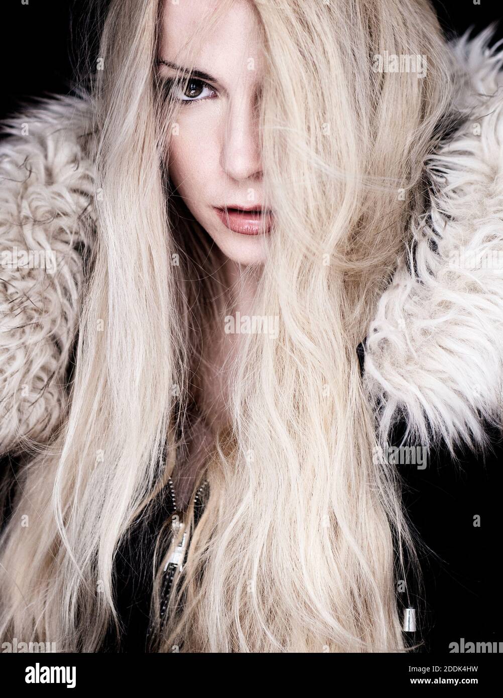 Schöne Frau mit langen blonden Haaren Stockfoto