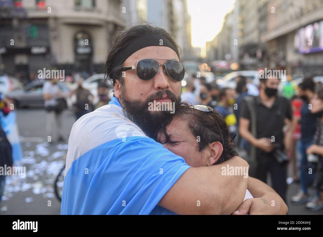 Buenos Aires, Argentinien. November 2020. Fans trauern am Obelisk, nachdem der Tod von Fußballstar Diego Maradona in einem Vorort von Buenos Aires gestorben ist. Kredit: Fernando Gens/dpa/Alamy Live Nachrichten Stockfoto