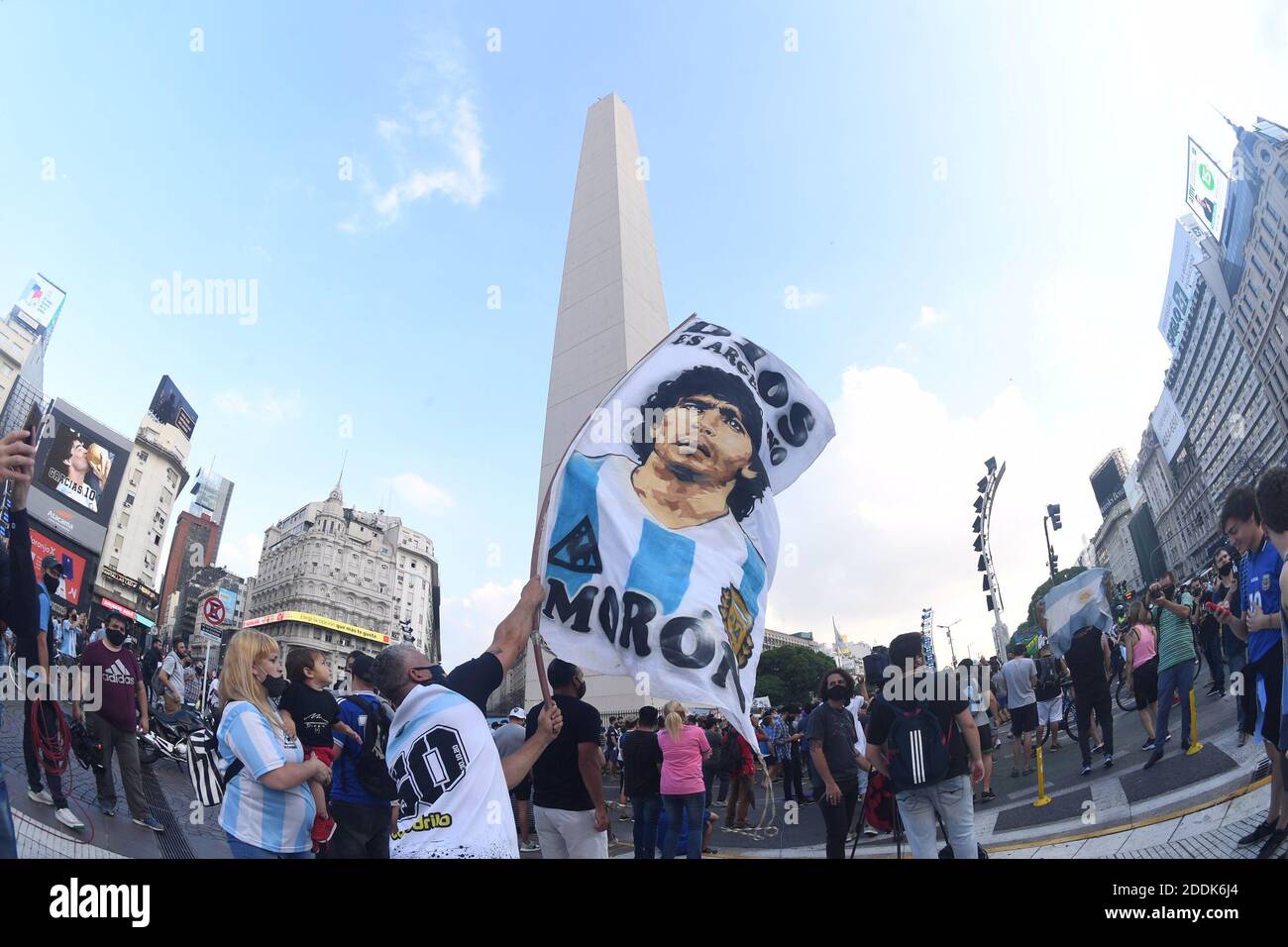 Buenos Aires, Argentinien. November 2020. Nach dem Tod des Fußballstars Diego Maradona in einem Vorort von Buenos Aires schwenken Fans argentinische Flaggen auf den Obelisken. Kredit: Fernando Gens/dpa/Alamy Live Nachrichten Stockfoto