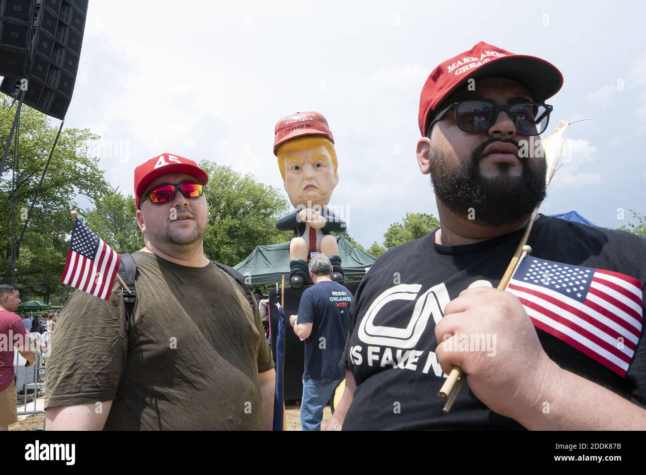 Motomoto und Christopher Casey, beide von Brooklyn, New York, tauschten Worte mit Menschen, die sich herausstellten, um die âÂ € ÂœBaby TrumpâÂ € Â Blimp und die Trump Tweeting Statue in Washington, DC, USA am 4. Juli 2019. Foto von Stefani Reynolds/CNP/ABACAPRESS.COM Stockfoto