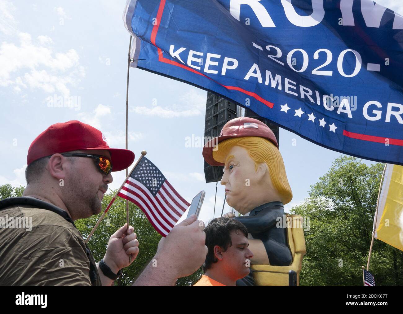 Christopher Casey, Brooklyn, New York, tauschte Worte mit Menschen, die sich herausstellte, um die âÂ € ÂœBaby TrumpâÂ € Â Blimp und die Trump Tweeting Statue in Washington, DC, USA am 4. Juli 2019. Foto von Stefani Reynolds/CNP/ABACAPRESS.COM Stockfoto