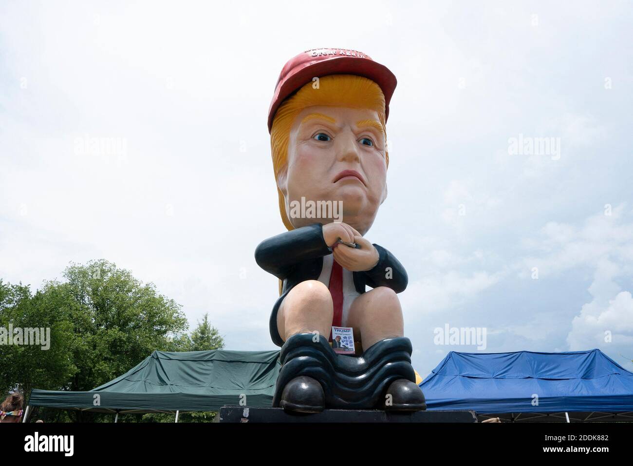 Mitglieder der Protestgruppe Code Pink stellten am 4. Juli 2019 eine Statue des US-Präsidenten Donald J. Trump auf, die von einer goldenen Toilette in Washington D.C. aus twittert, um gegen seine Rede "Salute to America" zu protestieren. Die Gruppe glaubt, dass die Teilnahme des Präsidenten an den Feierlichkeiten zum 4. Juli einen unpolitischen Feiertag politisiert. Kredit: Stefani Reynolds / CNP Stockfoto