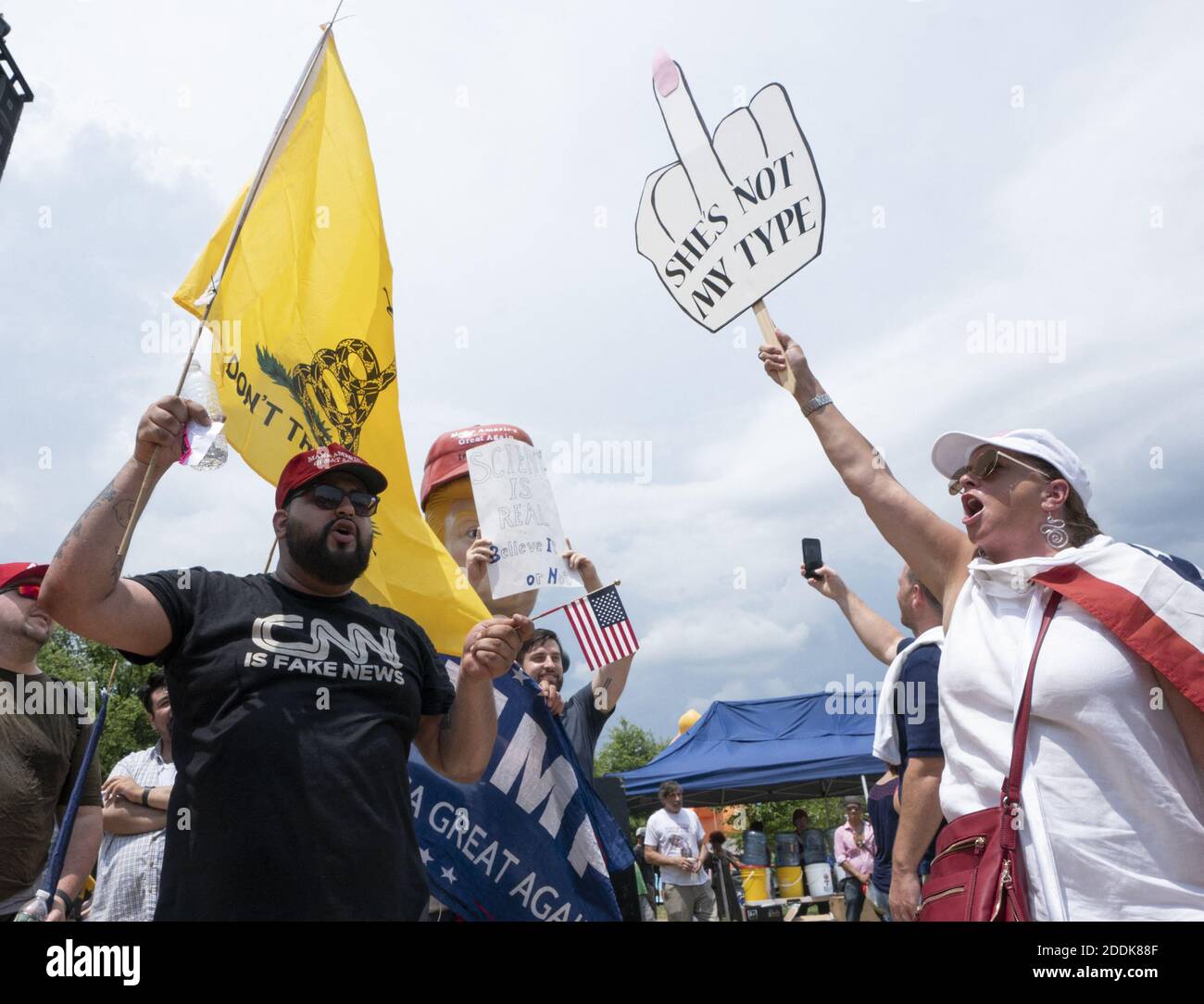 Anhänger der Vereinigten Staaten Präsident Donald J. Trump tauschte Worte mit Menschen, die sich herausstellte, um die âÂ € ÂœBaby TrumpâÂ € Â Blimp und die Trump Tweeting Statue in Washington, DC, USA am 4. Juli 2019. Foto von Stefani Reynolds/CNP/ABACAPRESS.COM Stockfoto