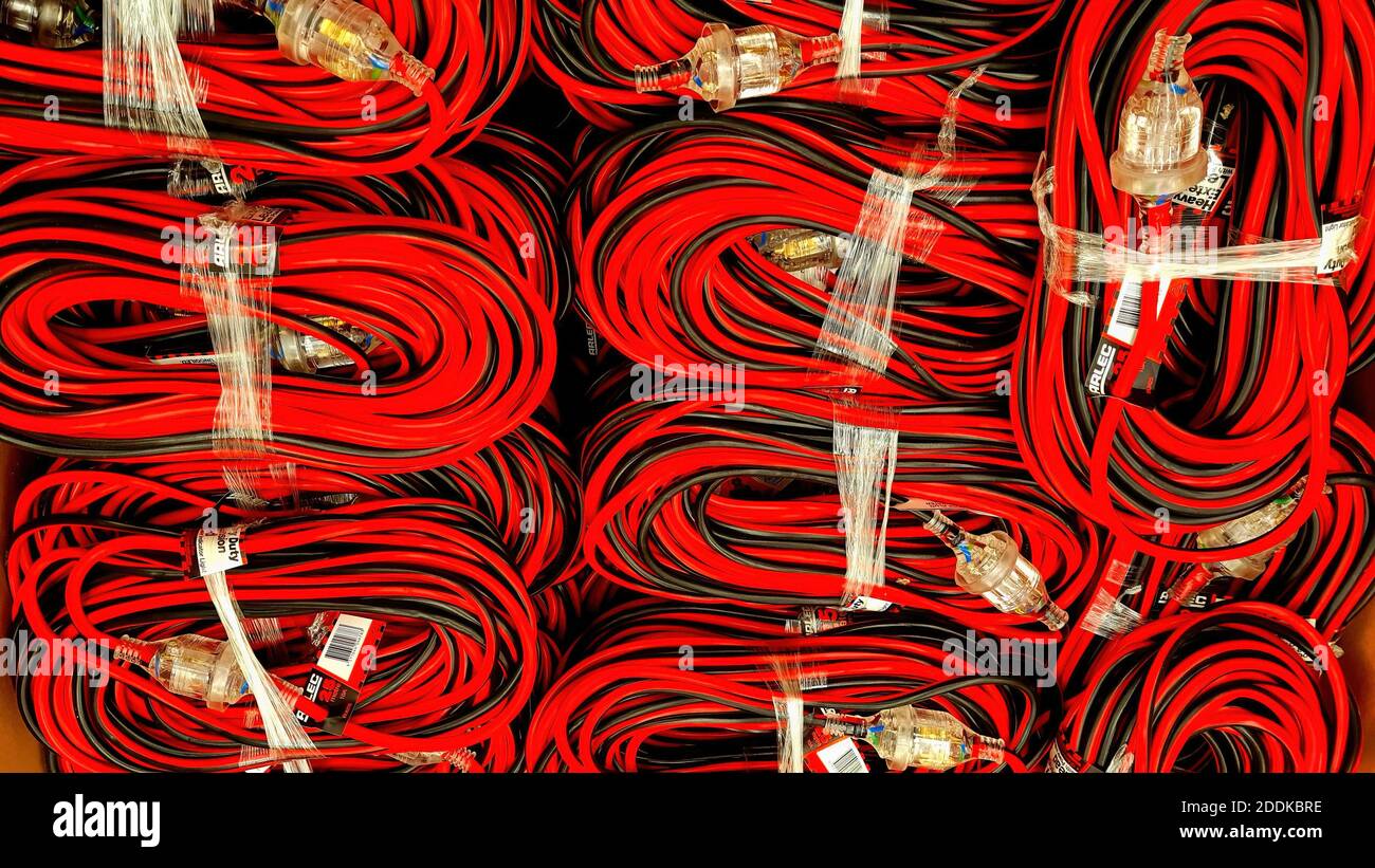 Yarrawonga, Victoria / Australien - November 24 2020: Eine Vitrinenablage aus roten und schwarzen elektrischen Verlängerungskabeln Stockfoto