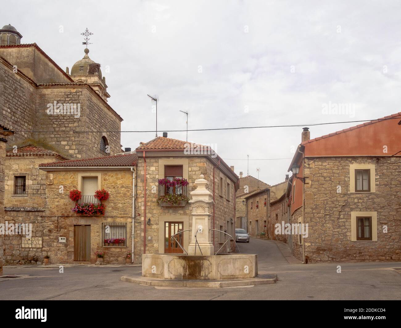 Trinkbrunnen mit Jakobsmuschel - Rabe de las Calzados, Kastilien und Leon, Spanien Stockfoto