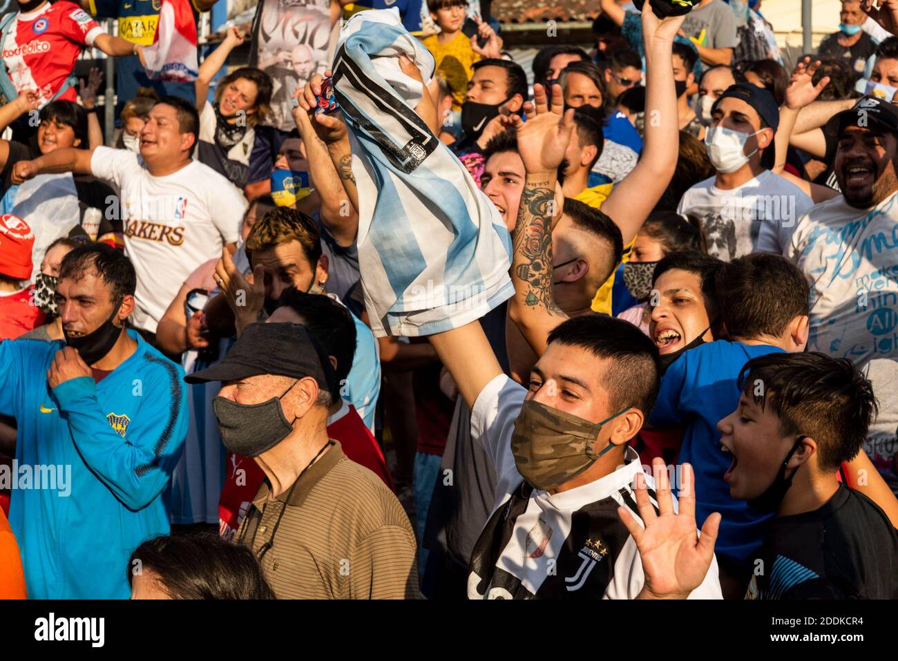 Buenos Aires, Argentinien. November 2020. Zahlreiche Fans singen zu Ehren des verstorbenen Diego Maradona vor der Leichenhalle, in der die sterblichen Überreste des Fußballstars eingebracht wurden. Maradona starb im Alter von 60 Jahren in einem Vorort der argentinischen Hauptstadt. Kredit: Julieta Ferrario/dpa/Alamy Live Nachrichten Stockfoto