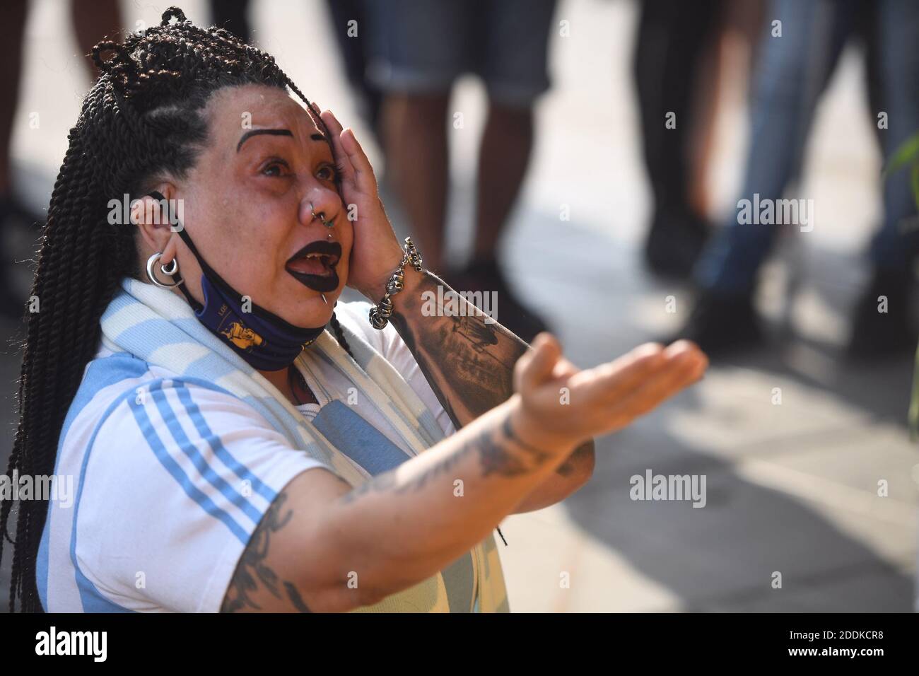 Buenos Aires, Argentinien. November 2020. Ein Fan mit argentinischem Trikot weint vor dem Boca Juniors Stadion nach dem Tod von Fußballstar Diego Maradona. Maradona starb in einem Haus in Tigre, nördlich von Buenos Aires. Kredit: Fernando Gens/dpa/Alamy Live Nachrichten Stockfoto