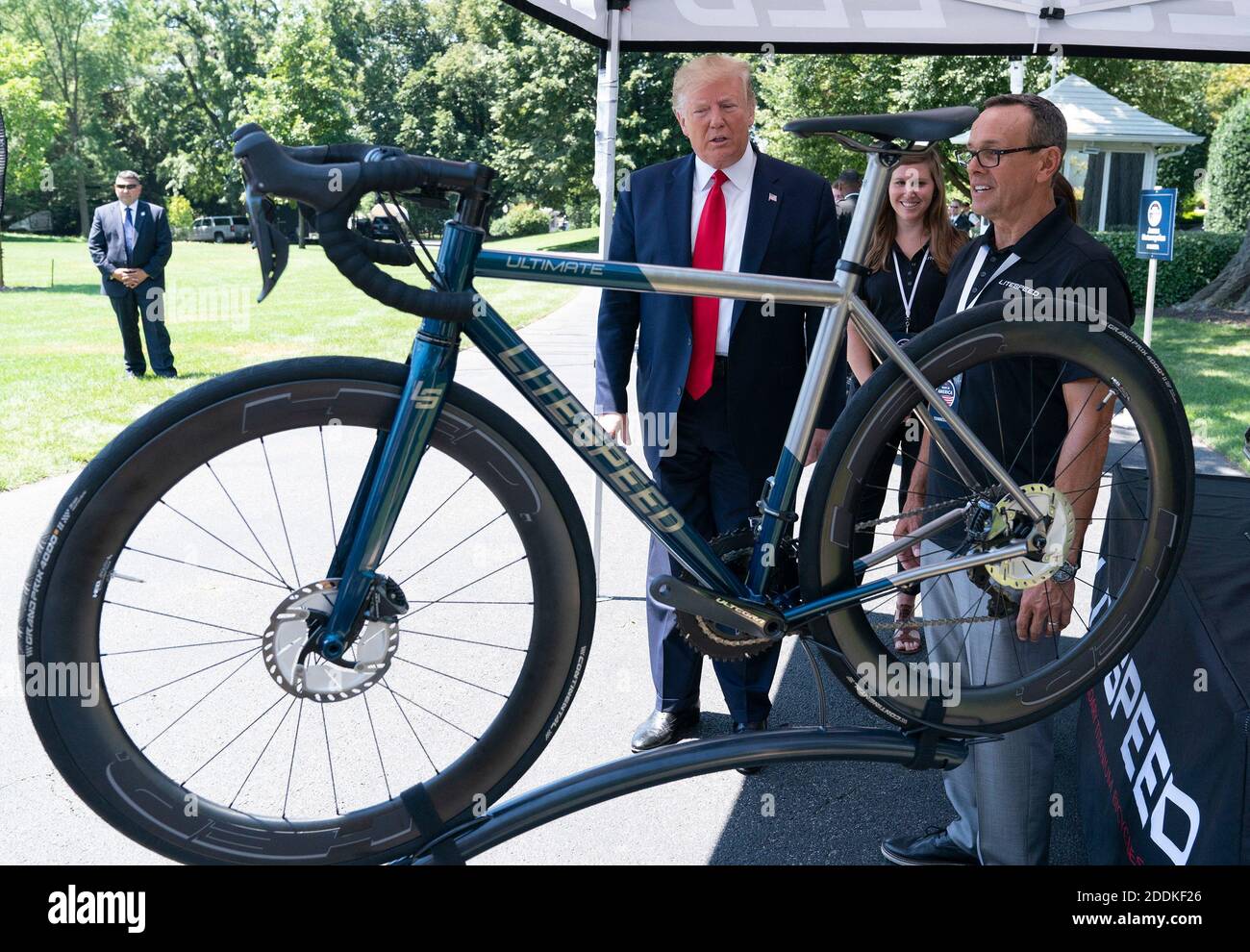 15. Juli 2019 - Washington, DC, USA: US-Präsident Donald J. Trump  untersucht ein Lightspeed-Fahrrad, das auf dem 3. Jährlichen Made in  America Produktdisplay im Weißen Haus ausgestellt wird. Foto von Chris  Kleponis/Pool/ABACAPRESS.COM