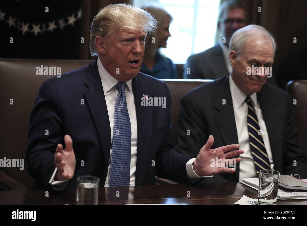 Präsident Donald Trump und der amtierende Verteidigungsminister Richard V. Spencer sprechen während einer Kabinettssitzung im Kabinettsaal des Weißen Hauses am 16. Juli 2019 in Washington, DC.Foto von Oliver Contreras/Pool/ABACAPRESS.COM Stockfoto