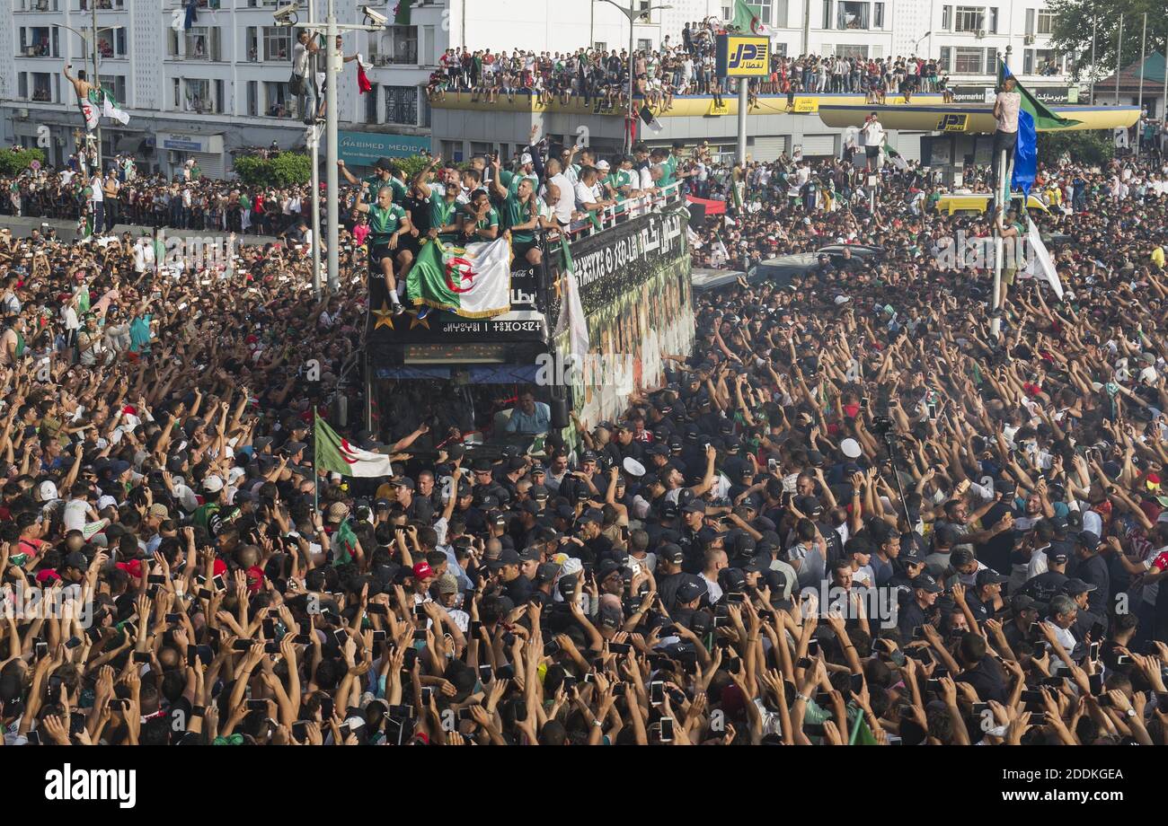 Die algerische Fußballnationalmannschaft feiert mit Fans in der