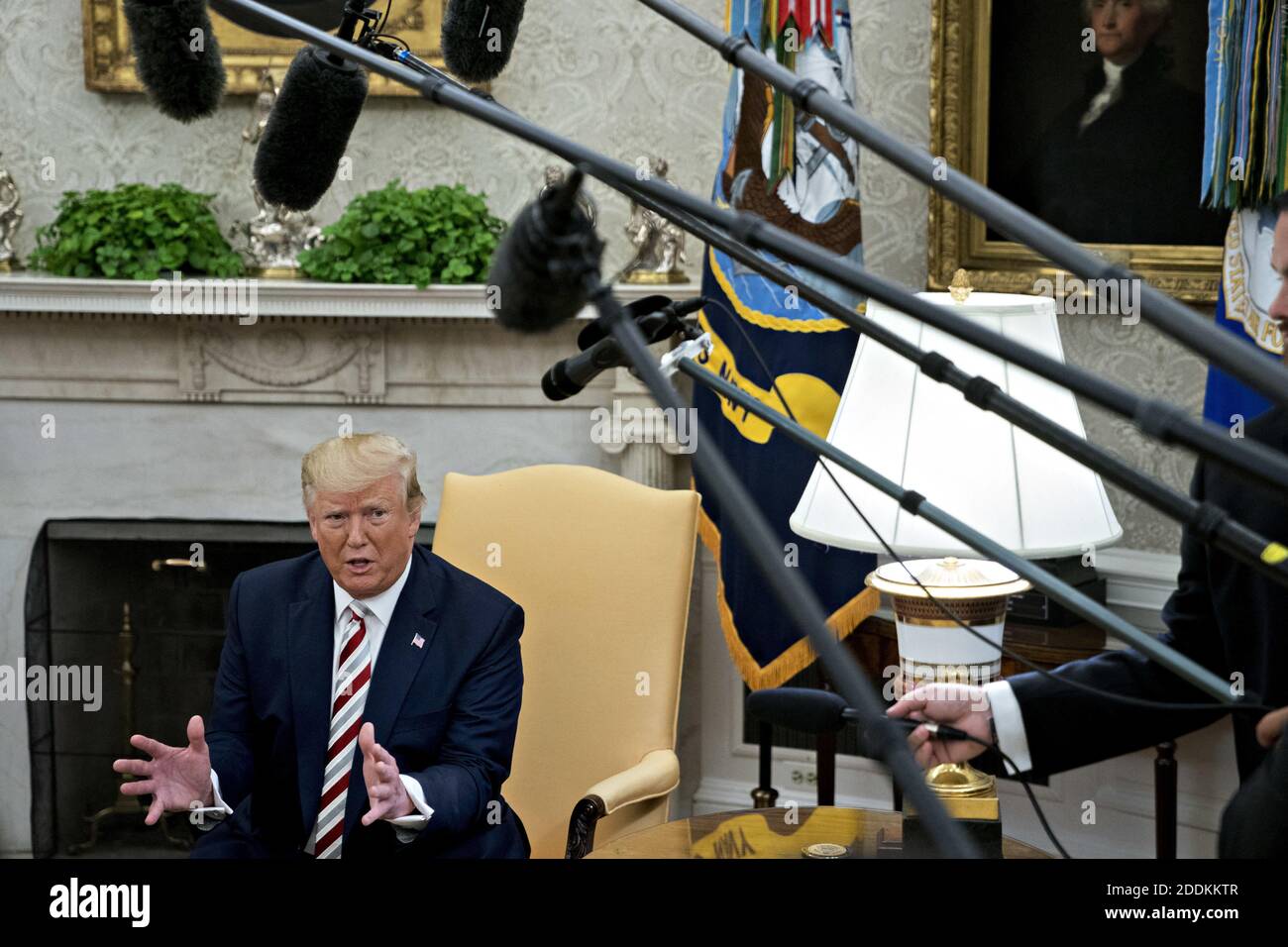 US-Präsident Donald Trump spricht während eines Treffens mit Klaus Iohannis, RomaniaâÂ € Â™s Präsident, nicht im Bild, im Oval Office des Weißen Hauses in Washington, D.C., USA, am Dienstag, 20. August 2019. Trump sagte heute, er sei "nicht bereit, ein Abkommen mit China zu schließen", fügt aber hinzu, Peking wolle ein Abkommen und etwas könnte bald geschehen. Foto von Andrew Harrer/Pool/ABACAPRESS.COM Stockfoto