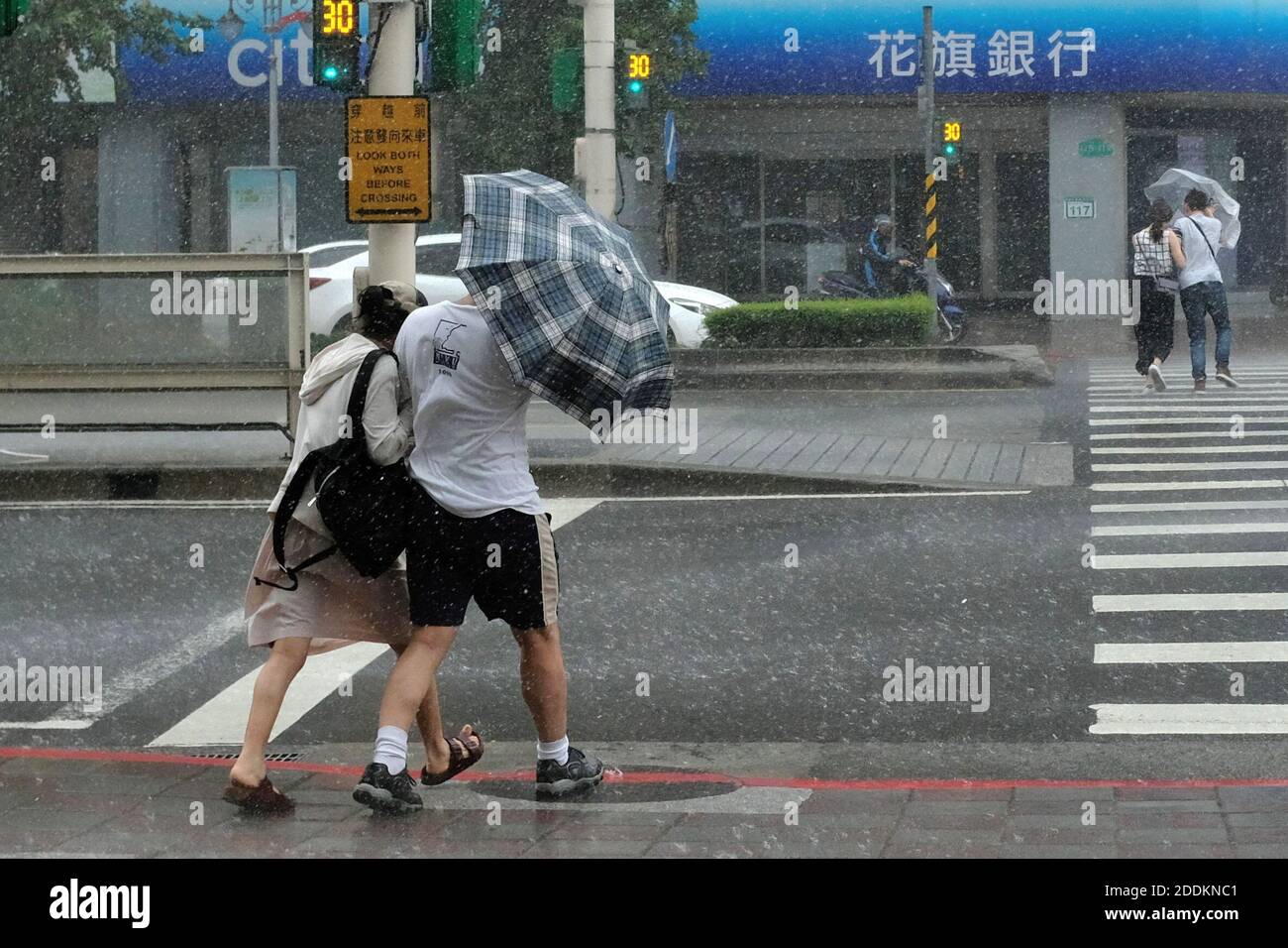 Die Menschen kämpfen mit starken Winden und Regen, während sie die Straße überqueren, als der tropische Sturm Bailu am 24. August 2019 in Taipei, Taiwan, durch das Land zieht. Foto von Aurore Marechal/ABACAPRESS.COM Stockfoto