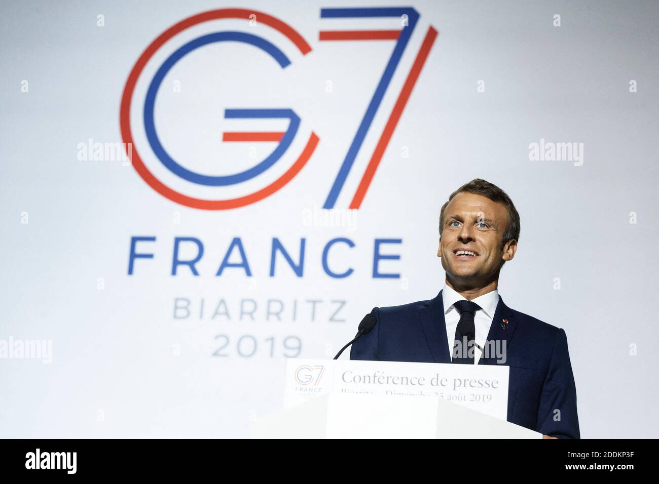 Der französische Präsident Emmanuel Macron hält seine Rede auf der Pressekonferenz zur Sahel-Zone während des G7-Gipfels in Biarritz, Frankreich, am 25. August 2019. Foto von Sebastien Ortola/Pool/ABACAPRESS.COM Stockfoto