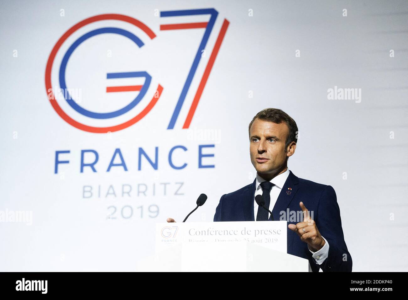 Der französische Präsident Emmanuel Macron hält seine Rede auf der Pressekonferenz zur Sahel-Zone während des G7-Gipfels in Biarritz, Frankreich, am 25. August 2019. Foto von Sebastien Ortola/Pool/ABACAPRESS.COM Stockfoto