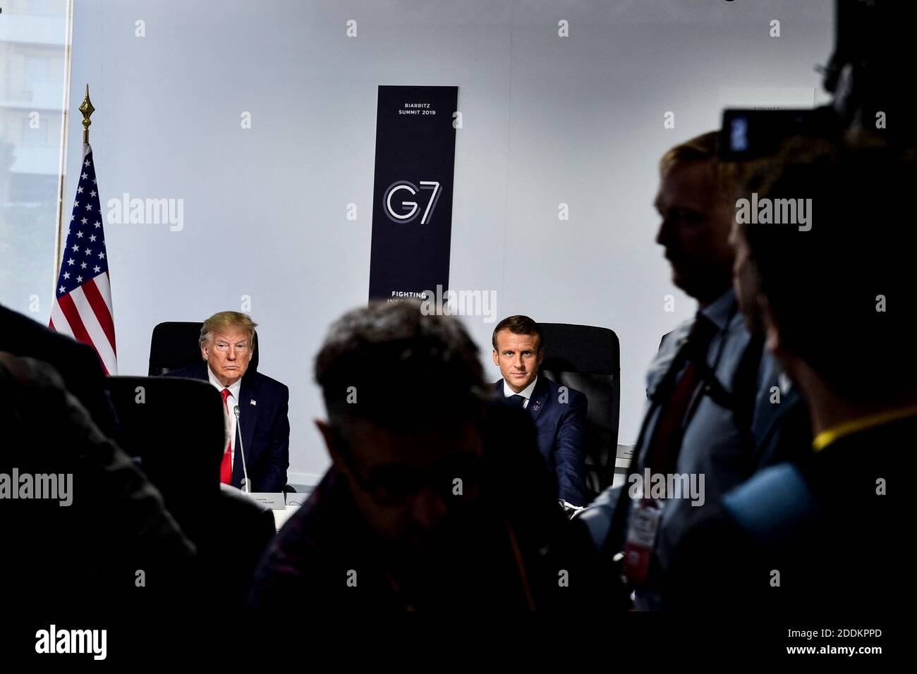 US-Präsident Donald Trump und sein französischer Amtskollege Emmanuel Macron nehmen am letzten Tag des G7-Gipfels in Biarritz, Frankreich, am 26. August 2019 an einer Arbeitssitzung über Außen- und Sicherheitspolitik Teil. Foto von Nicolas Mollo/Pool/ABACAPRESS.COM Stockfoto