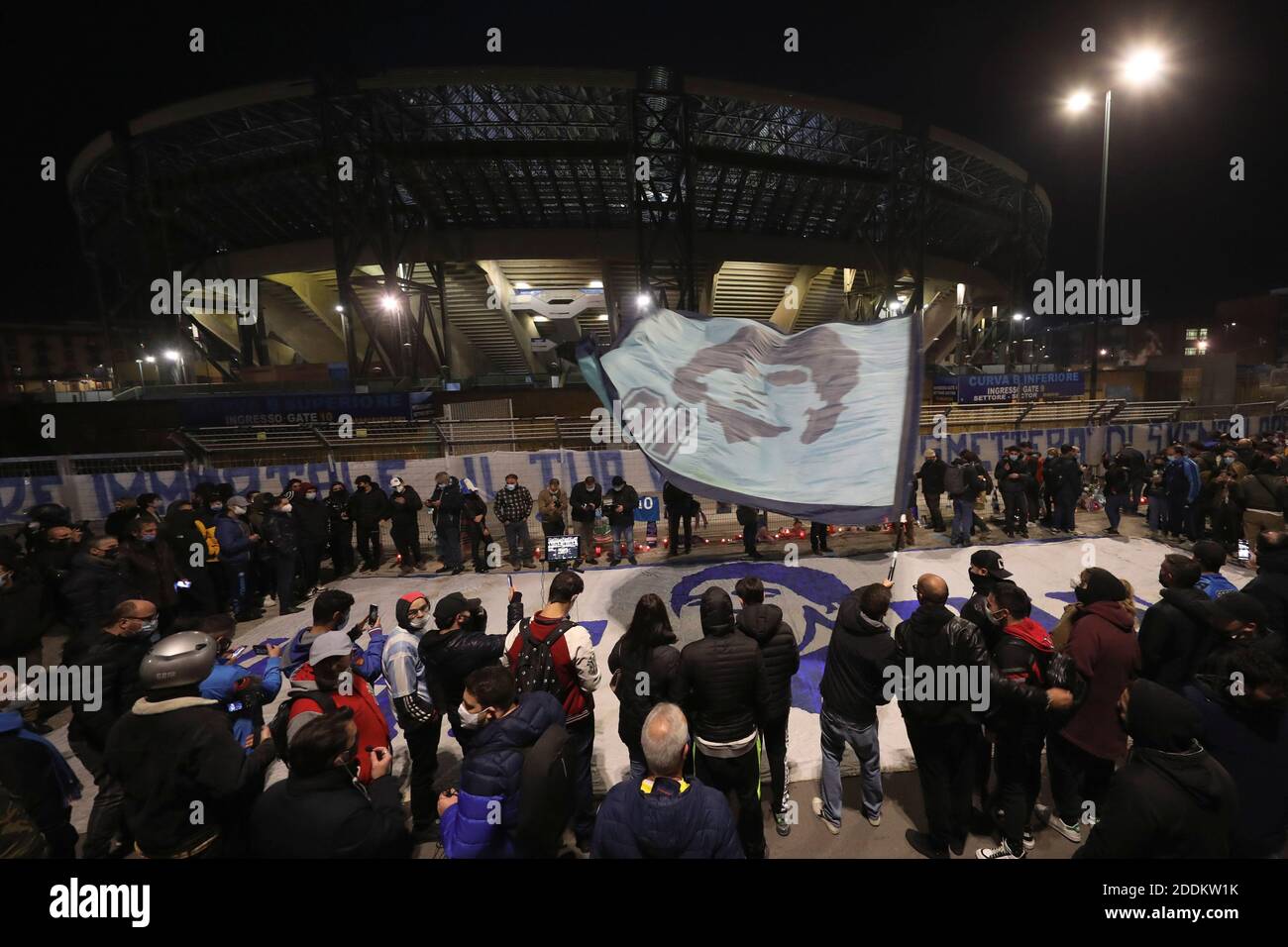 Neapel, Italien. November 2020. Vor dem San Paolo Stadion in Neapel versammeln sich die Menschen, um dem großen Meister der Fußballgeschichte Diego Armando Maradona am Tag seines Todes mit Chören, Transparenten und Fahnen zu huldigen. Kredit: Unabhängige Fotoagentur/Alamy Live Nachrichten Stockfoto