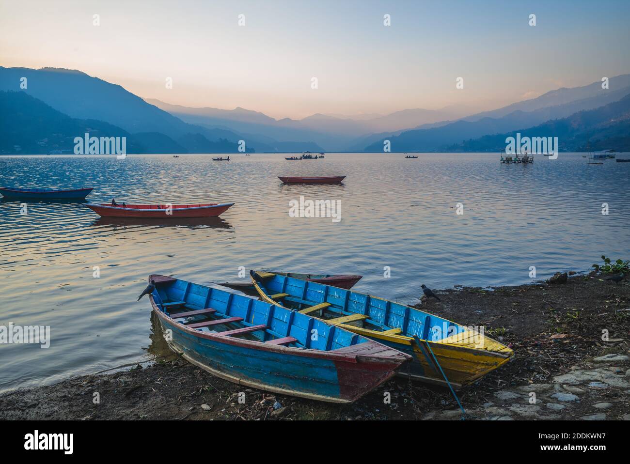 Landschaft des Fewa Sees in Pokhara, Nepal in der Abenddämmerung Stockfoto