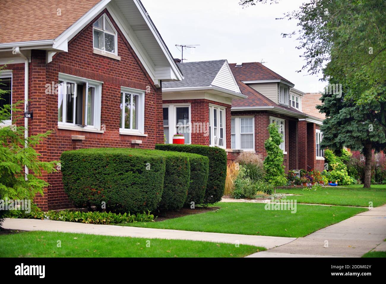 Chicago, Illinois, USA. Ein Wohnblock mit Einfamilienhäusern im Bungalowstil im Jefferson Park-Viertel. Stockfoto