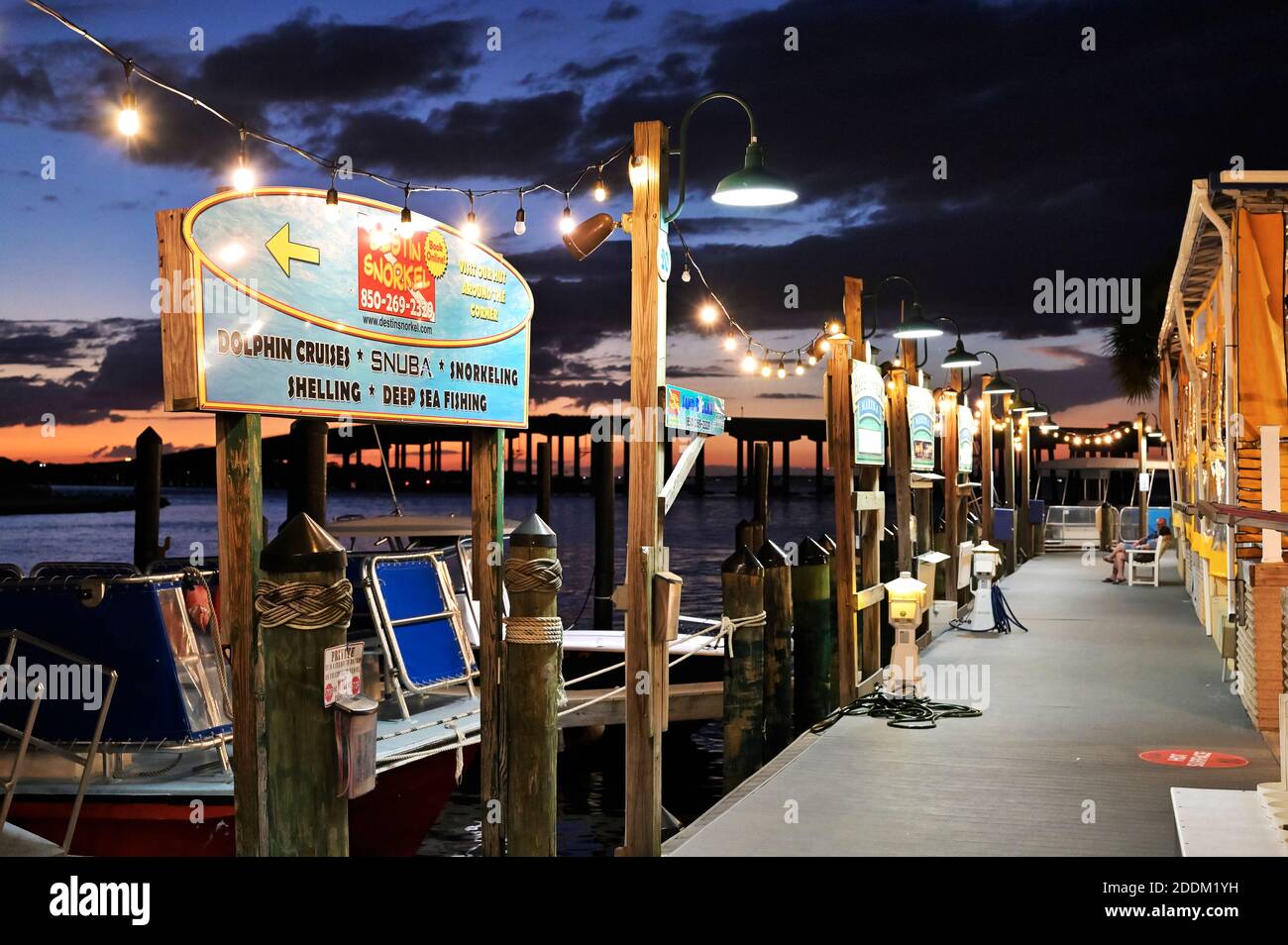 Harborwalk Marina Docks und Bootstpots bei Sonnenuntergang in Destin Florida, USA. Stockfoto