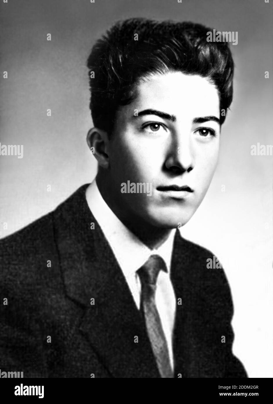 1954, USA: Der gefeierte amerikanische Schauspieler DUSTIN HOFFMAN (geboren in Los Angeles, 8. august 1937) aus dem Schuljahresbuch, im Alter von 17 Jahren. Unbekannter Fotograf .- GESCHICHTE - FOTO STORICHE - ATTORE - FILM - KINO - personalità da giovane - Persönlichkeit Persönlichkeiten als jung war - INFANZIA - KINDHEIT - Krawatte - cravatta --- ARCHIVIO GBB Stockfoto