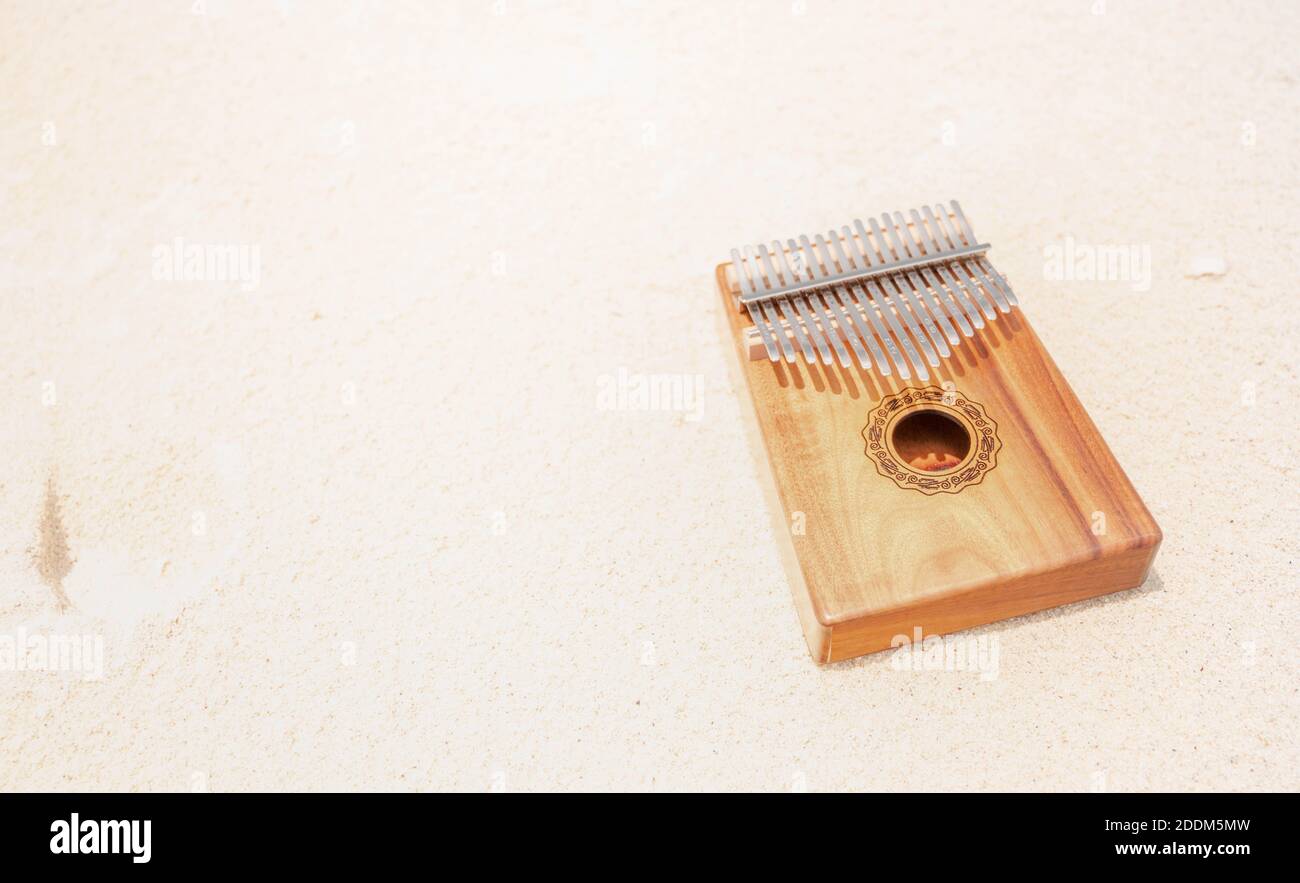 Kalimba oder Mbira ist ein afrikanisches Musikinstrument. Kalimba aus  Holzbrett mit Metall, spielen auf Händen und Zupfen der Zinken mit den  Daumen. It Stockfotografie - Alamy