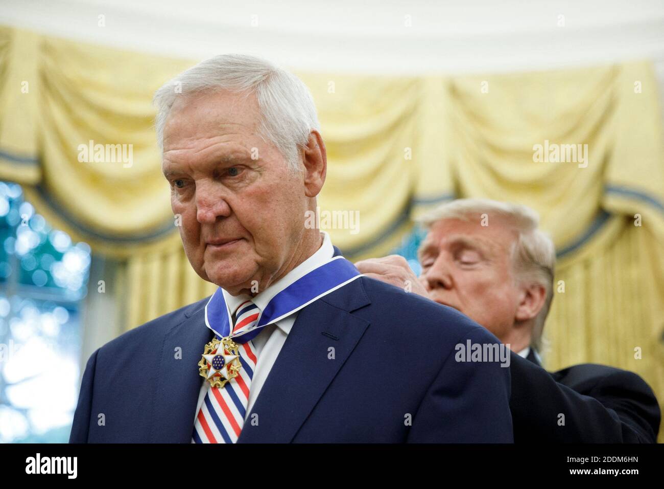 Präsident Donald Trump überreicht die Presidential Medal of Freedom an das Mitglied der NBA Hall of Fame Jerry West während einer Zeremonie im Oval Office am 5. September 2019 im Weißen Haus in Washington. West, 81, absolvierte die West Virginia University und spielte vierzehn Spielzeiten mit den Los Angeles Lakers. Foto von Tom Brenner/Pool/ABACAPRESS.COM Stockfoto