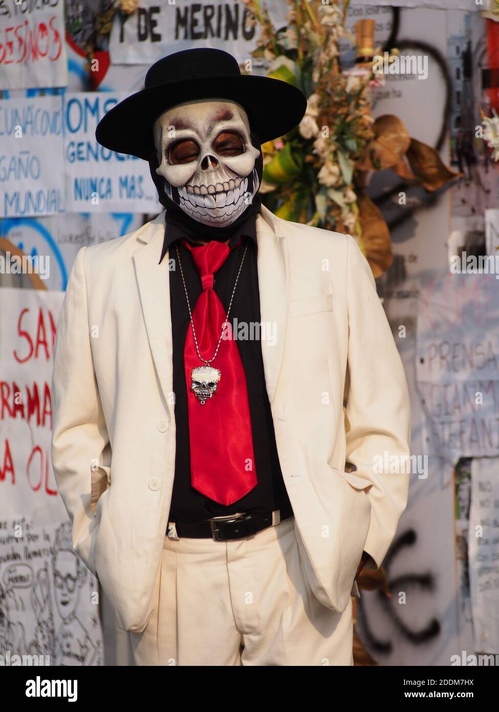 Ein Mann im weißen Anzug mit einer Totenkopf Maske stehend Bis, als  Hunderte von Feministinnen auf die Straßen gingen Lima beim Internationalen  Tag zur Beseitigung der Gewalt Gegen Frauen Stockfotografie - Alamy