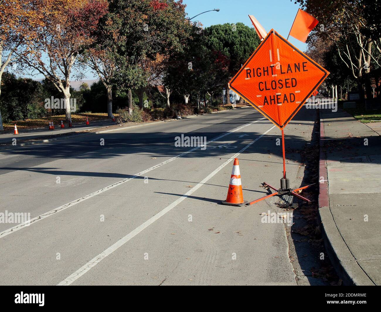 Die rechte Spur ist vor dem vorübergehenden Verkehrsschild am Alvarado Niles Blvd in Union City, Kalifornien, gesperrt Stockfoto
