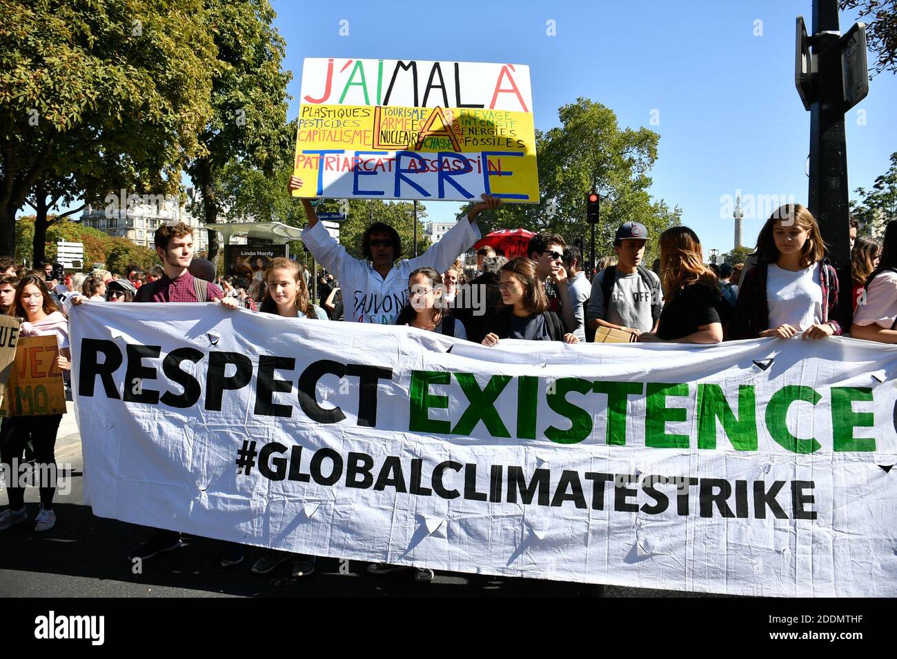 Junge Demonstranten, die Schilder für die Klimanotlage halten, auf denen Slogans wie "si la planète sèche, moi aussi" oder "bestreiten, die Erde stirbt" zu lesen sind, diesen Freitag, den 20. September, 2019 in Paris im Rahmen des globalen Streiktages für das Klima und der von Greta Thunberg initiierten Bewegung "Freitag für die Zukunft", die von der Jugendbewegung für das Klima organisiert wird. In Paris versammelten sich etwa 9400 junge Menschen am Place de la Nation, um in den Bercy-Garten zu gehen, mit zahlreichen Schildern und Slogans, die die Regierungen an die Klimanotstand erinnern und ihre Untätigkeit anprangern. Foto von Karim Ait Adj Stockfoto