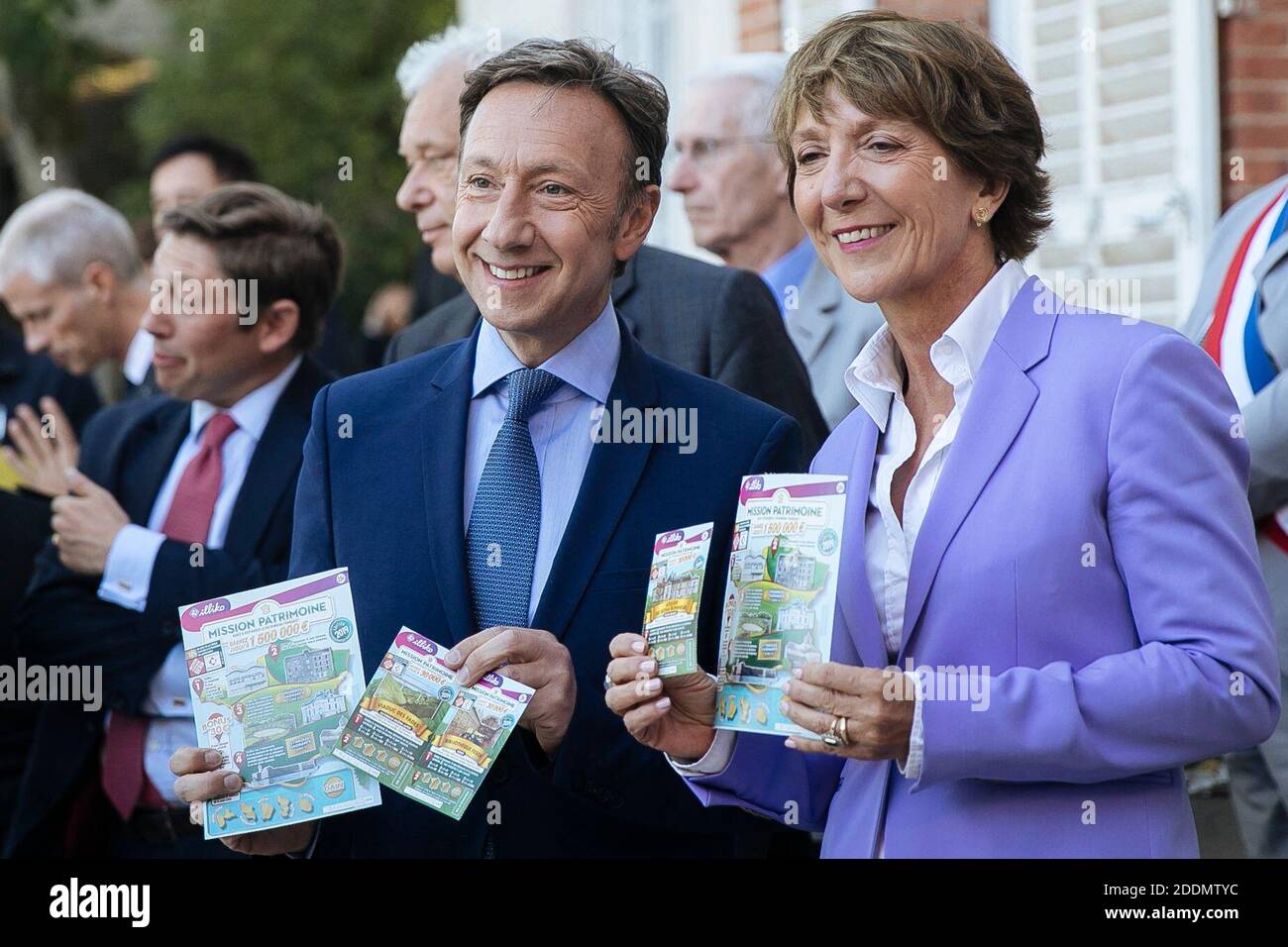 Frankreichs nationaler Lotteriespielbetreiber 'Française des Jeux' (FDJ), rechts, und der französische TV-Moderator und Macrons Kultur-Sonderberater Stephane Bern vor ihrem Besuch im Chateau de By, dem ehemaligen Eigentum der verstorbenen französischen Künstlerin Rosa Bonheur. Zur Unterstützung der Europäischen Tage des Denkmals besuchten Emmanuel und Brigitte Macron die Residenz der Malerin Rosa Bonheur, eines der emblematischen Projekte, das von der Mission des Kulturerbes finanziell unterstützt wird. Das französische Kulturministerium hat 18 symbolträchtige Stätten ausgewählt, um von der Ziehung "Loto du patrimoine" zu profitieren. Thomery, Frankreich am 20. September Stockfoto
