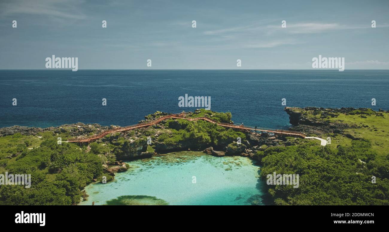 Tropisches Resort mit Salzwassersee von Weekuri, Indonesien, Asien. Erholung Erholung Erholung für die Menschen in Salzwasser-Lagune bei grünen tropischen Wald und Gras. Erstaunliche Sommertageslandschaft an der Küste von Sea Bay Stockfoto