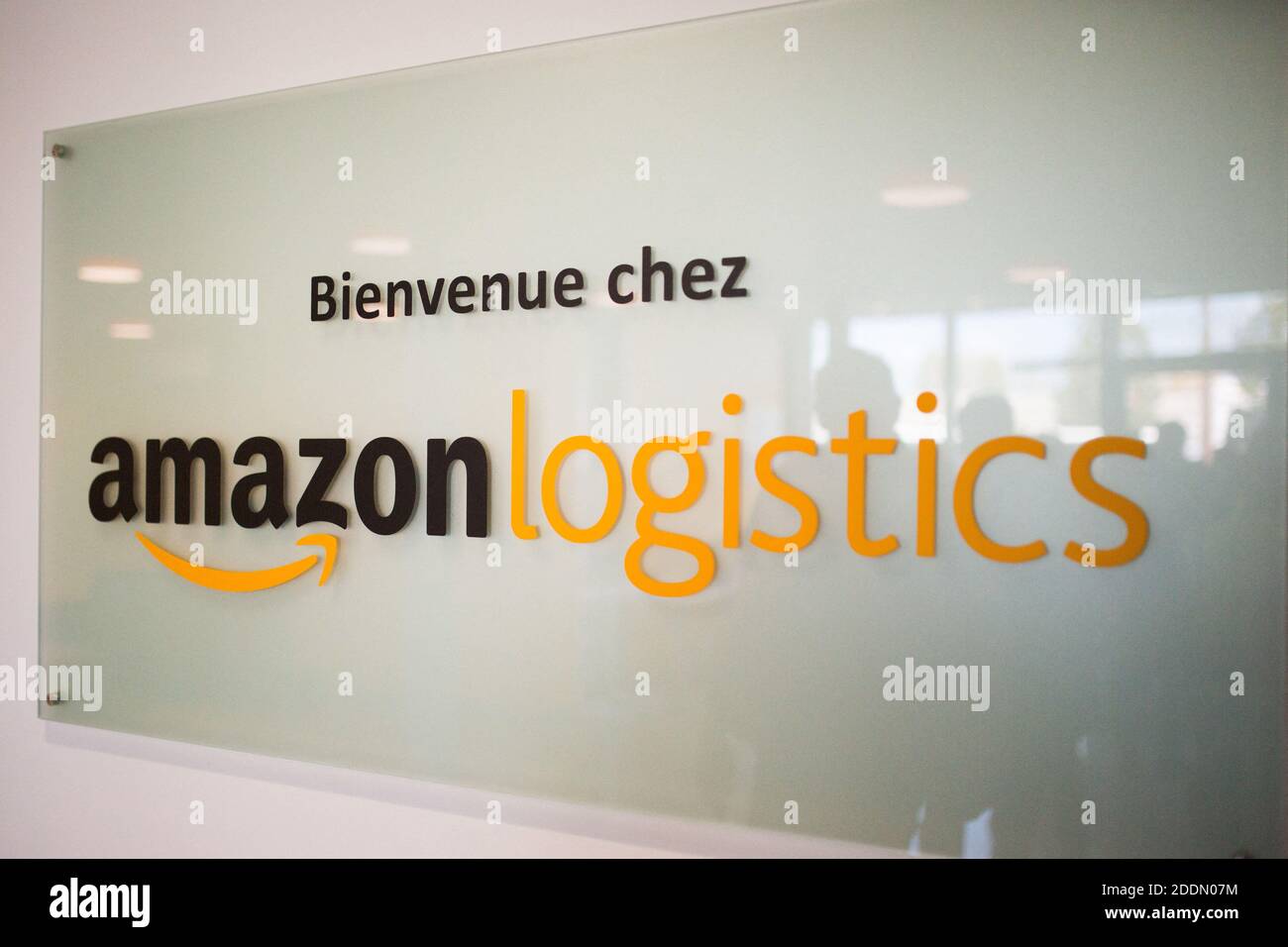 Willkommen bei amazonlogistics. Teile der Insinde des Logistiklagers von Amazon in Velizy-Villacoublay september 23 2019. Foto von Raphael Lafargue/ABACAPRESS.COM Stockfoto