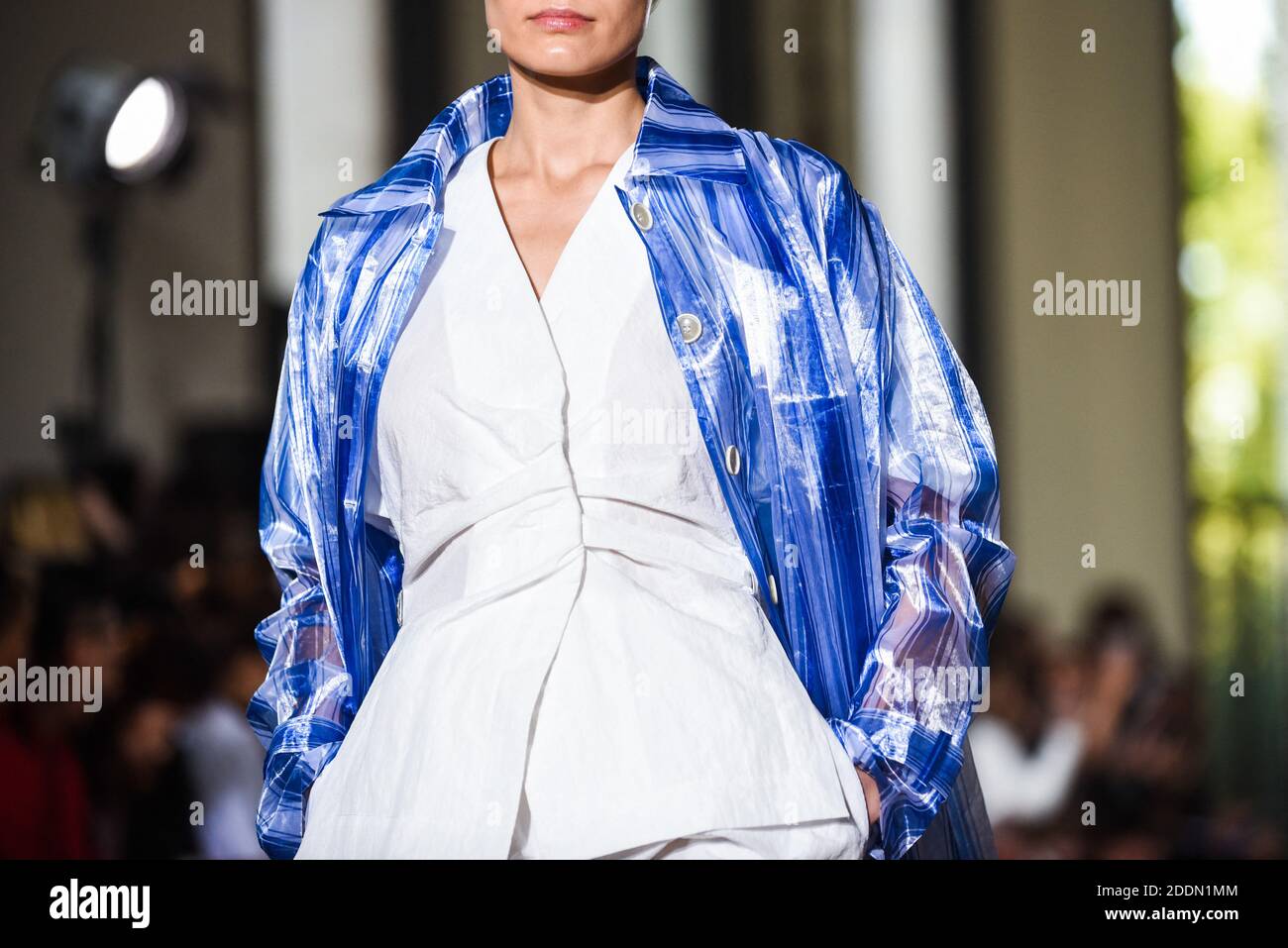 Ein Model läuft auf der Piste während der Dawei Womenswear Frühjahr/Sommer 2020 Show im Rahmen der Paris Fashion Week in Paris, am 24. September 2019. Foto von Julie Sebadelha/ABACAPRESS.COM Stockfoto