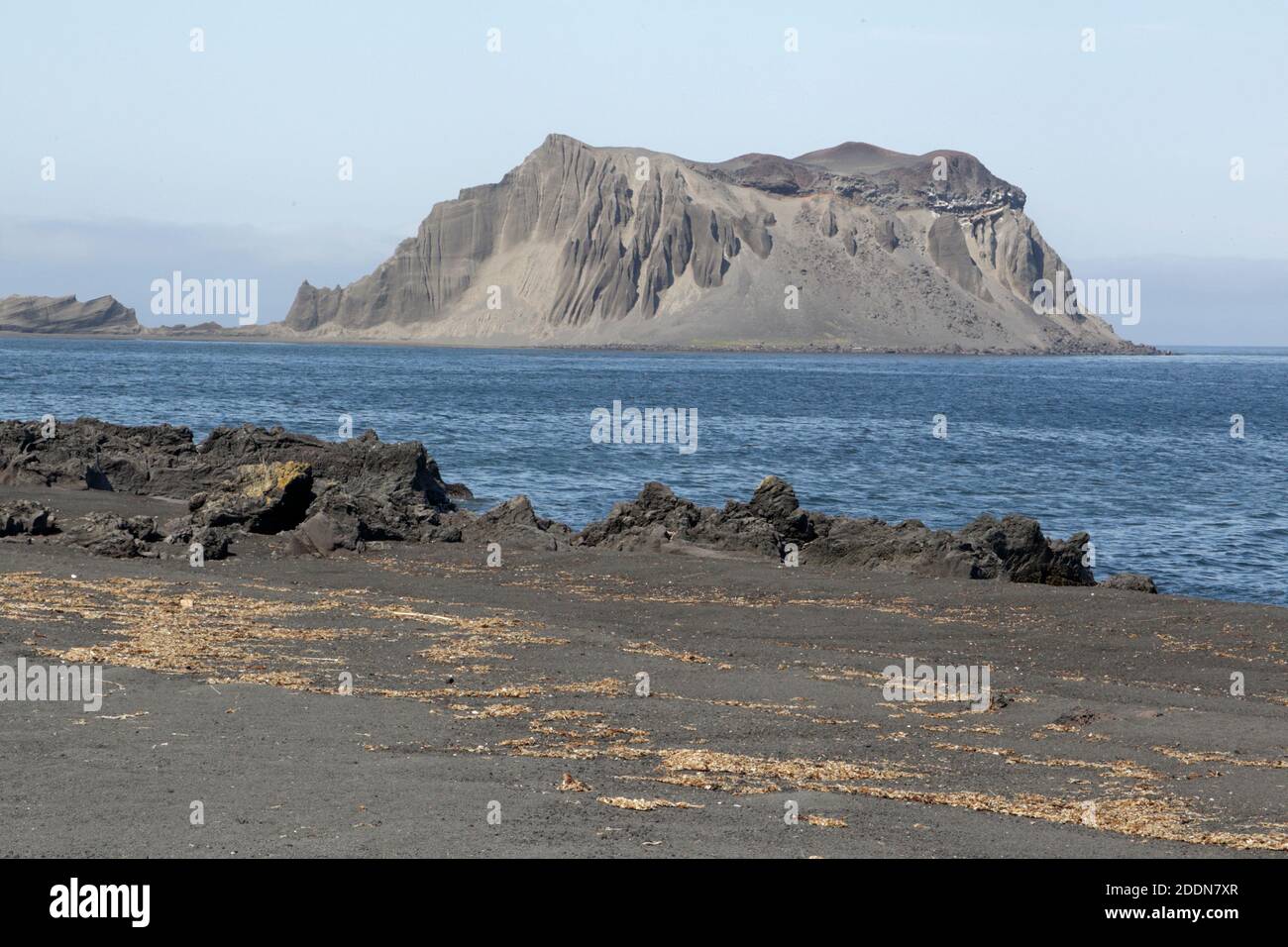 Steile, aschige Hänge, Schlackenkegel vor der Atlasova-Insel, Kuril-Inseln, fernöstliches Russland 2. Juni 2012 Stockfoto