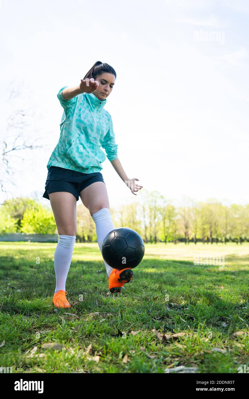 Junge Frau übt Fußball mit Ball. Stockfoto
