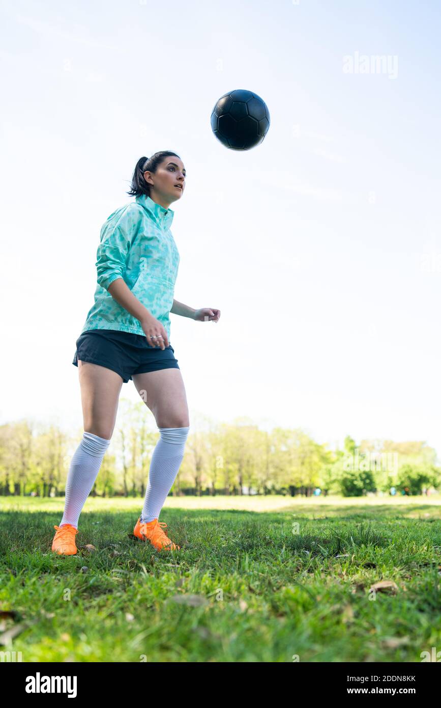 Junge Frau übt Fußball mit Ball. Stockfoto