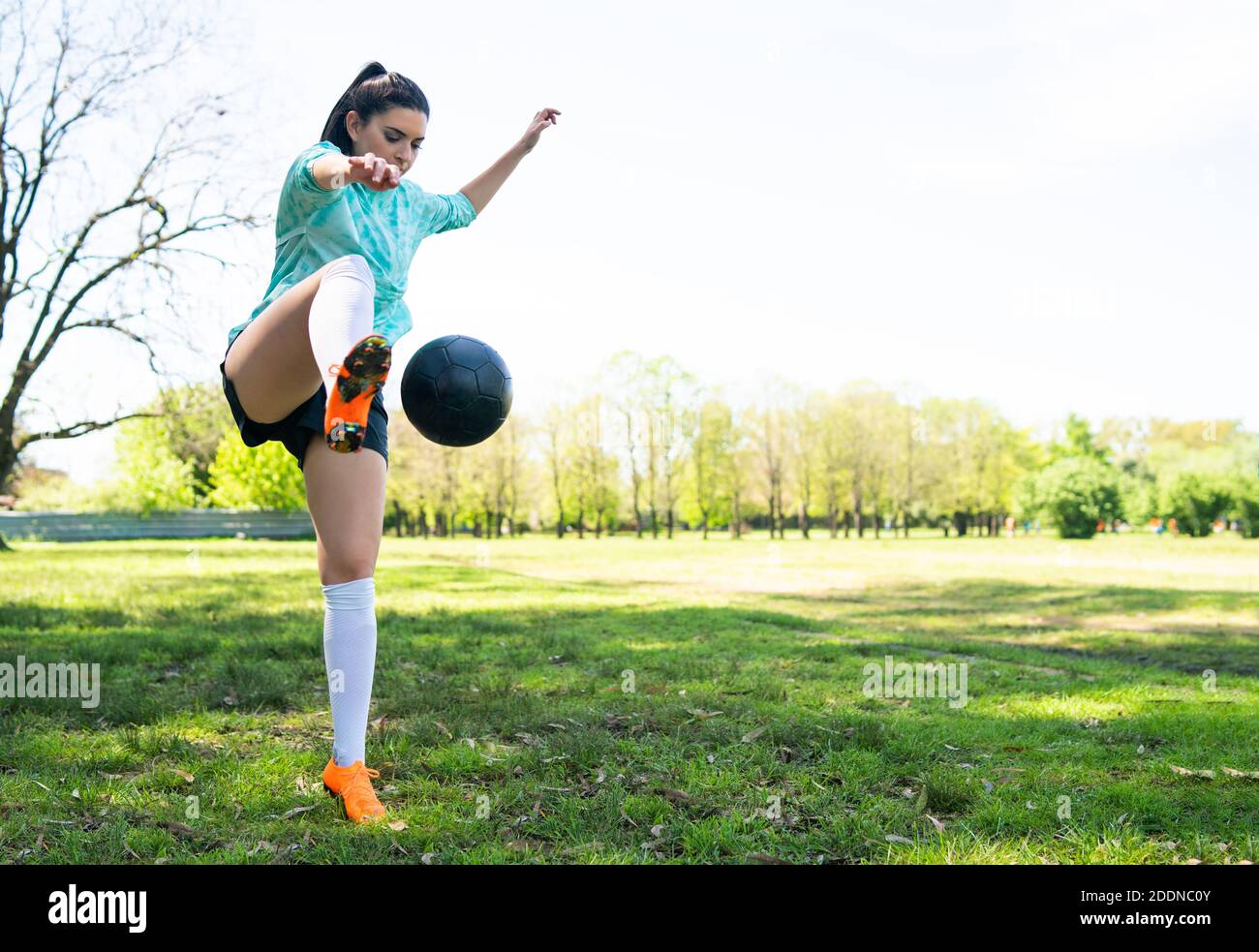 Junge Frau übt Fußball mit Ball. Stockfoto