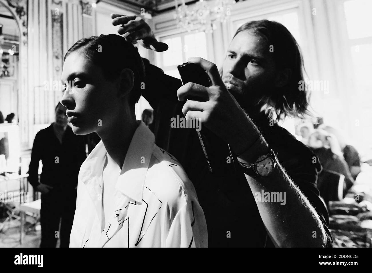 Ein Modell auf Backstage von einander x Austyn Womenswear Frühjahr / Sommer 2020 Show im Rahmen der Paris Fashion Week in Paris, Frankreich am 29. September 2019. Foto von Jana Call Me J/ABACAPRESS.COM Stockfoto