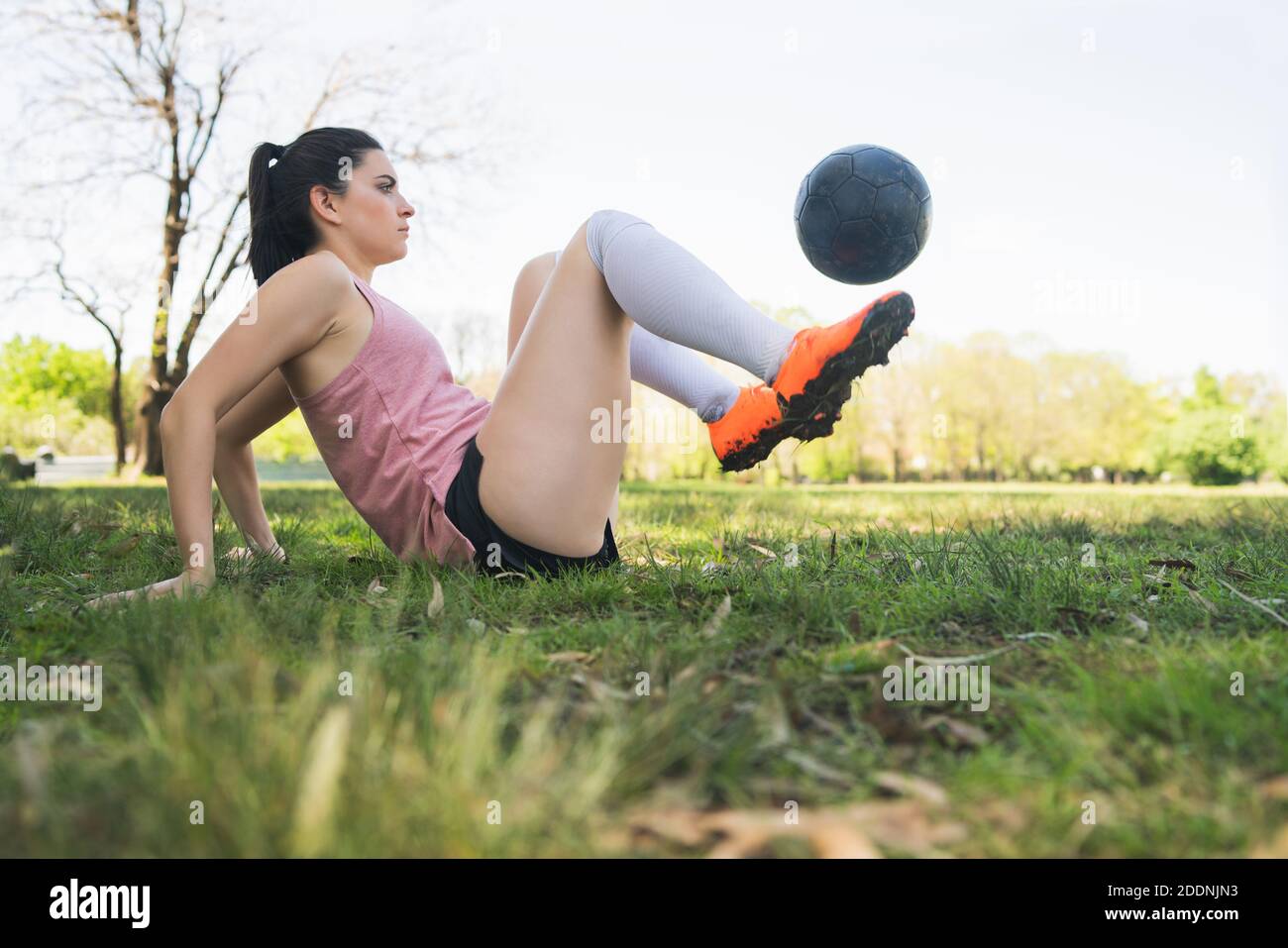Junge Fußballspielerin übt auf dem Feld. Stockfoto