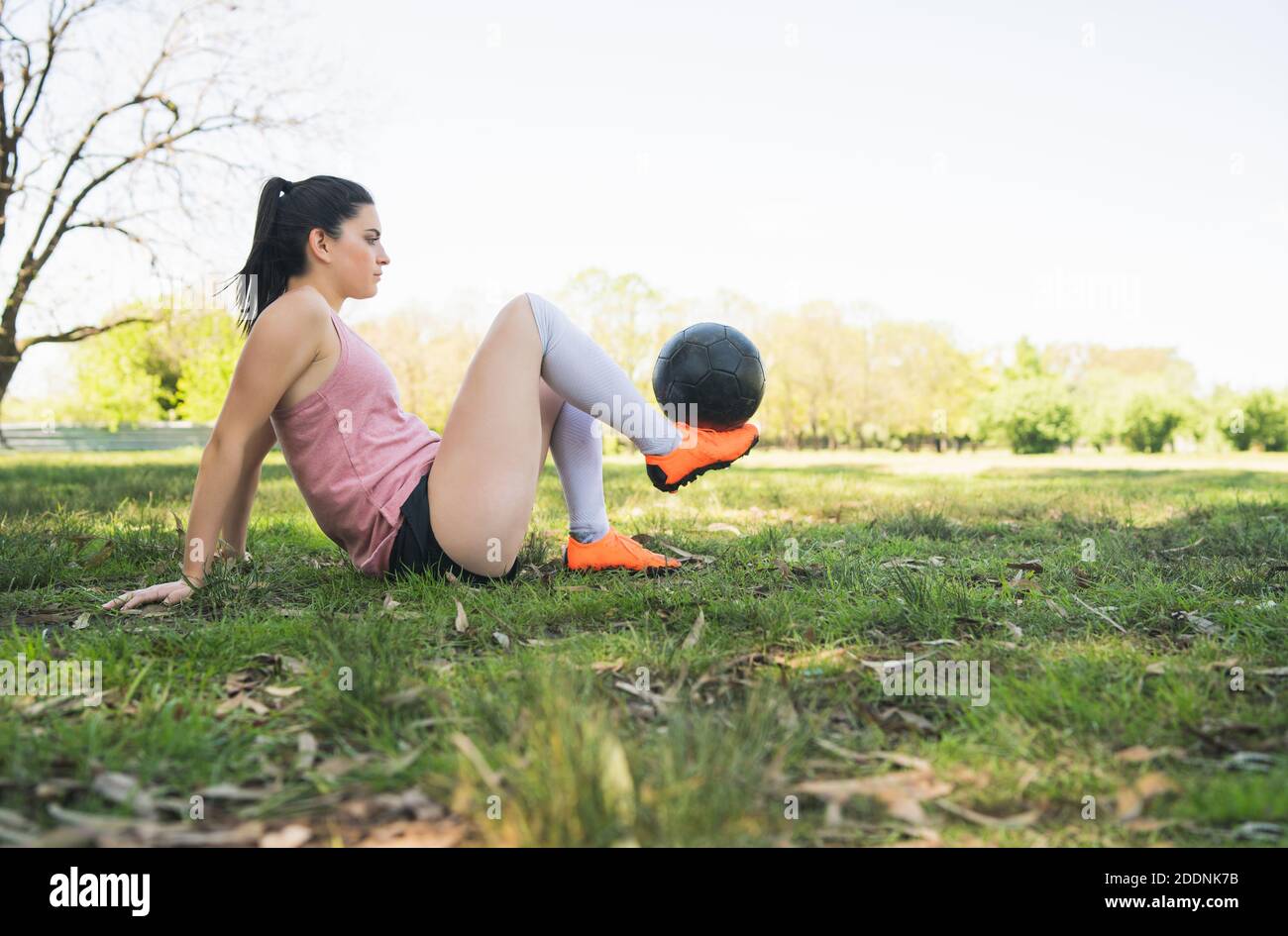 Junge Fußballspielerin übt auf dem Feld. Stockfoto