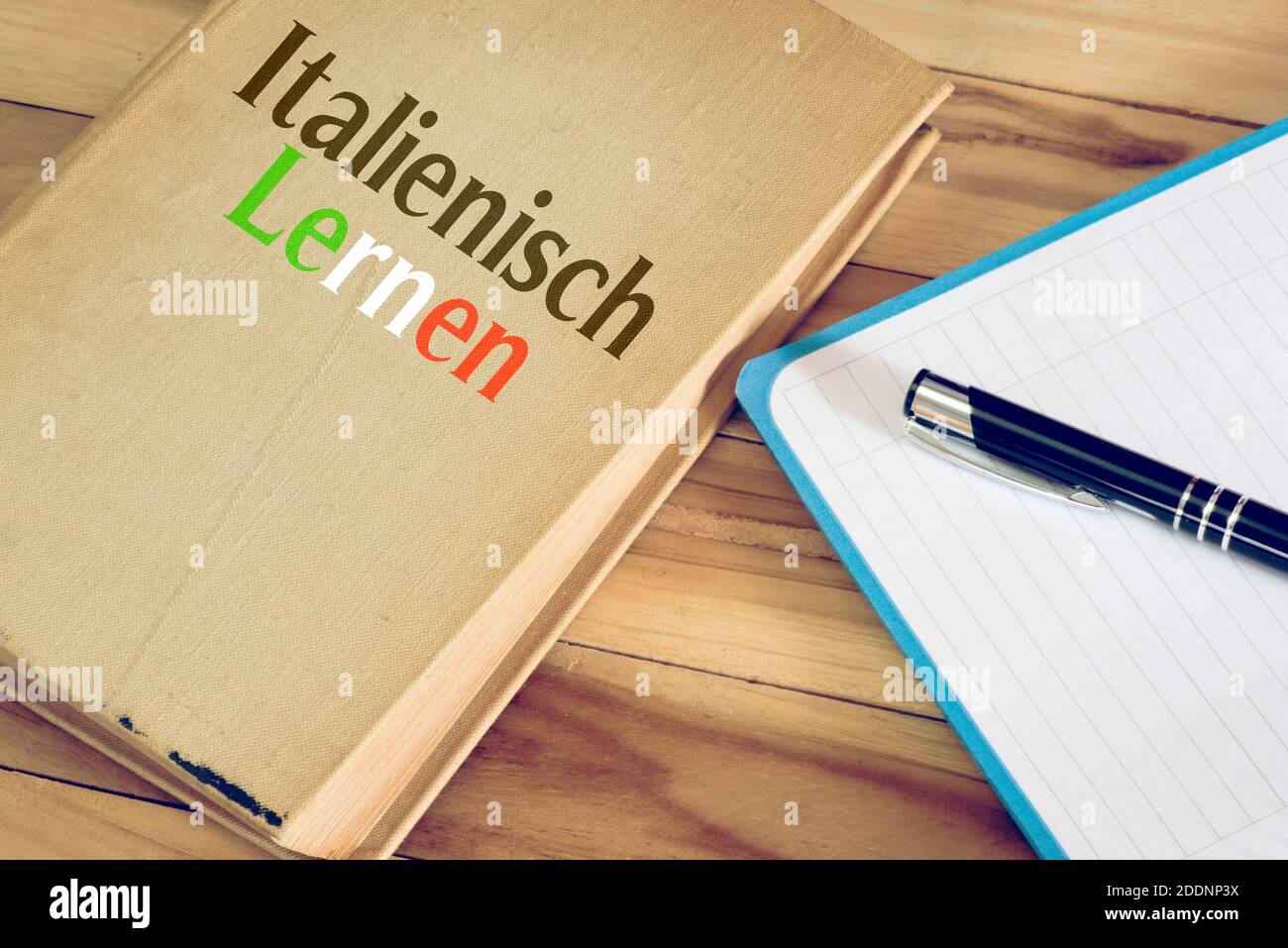Ein Heft und ein Buch mit dem Titel Italienisch lernen Stockfoto