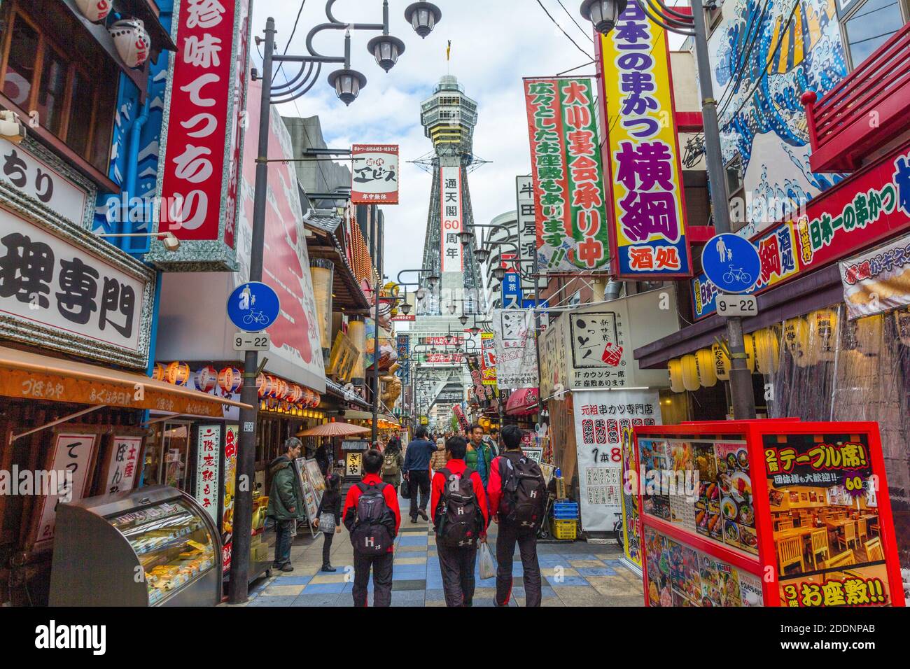 Farbenfrohes Shinsekai-Viertel mit Blick auf Tsutenkaku in Osaka, Japan Stockfoto