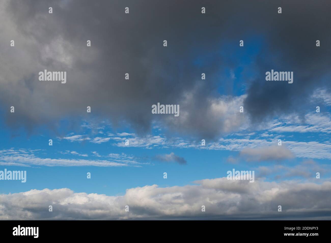 Regenwolken und blauer Himmel im Herbst. Oxfordshire, England Stockfoto
